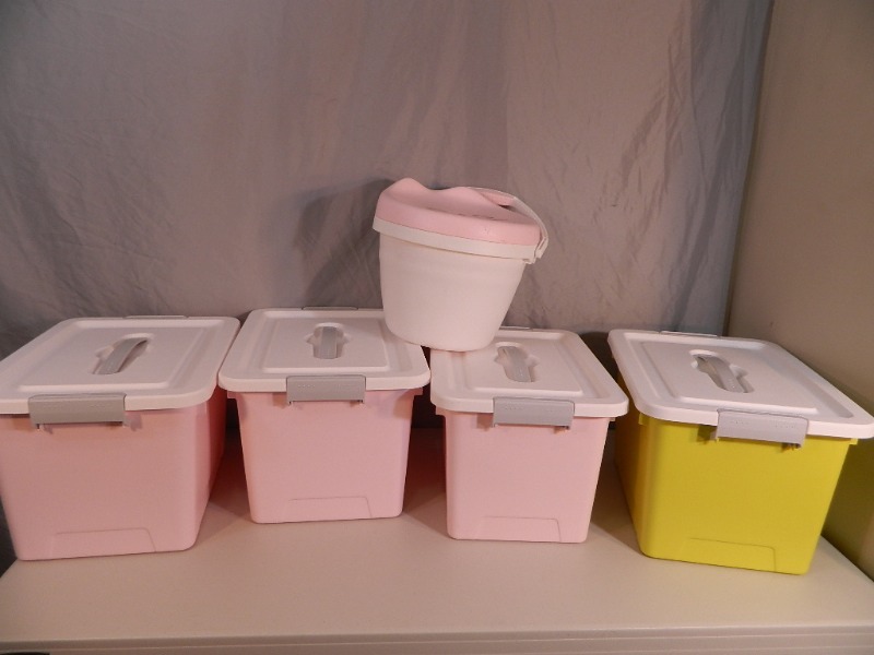 lot 71 image: 4 Storage Containers with Lids and Kitty Bucket Stool