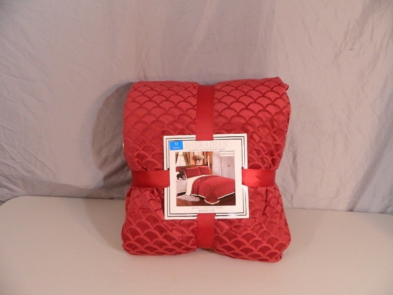 lot 75 image: New Queen Size Mermaid Reversible Blanket