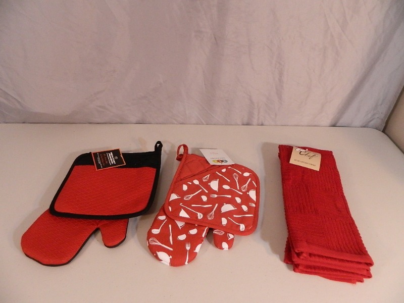 lot 83 image: New Red Kitchen Linen Set
