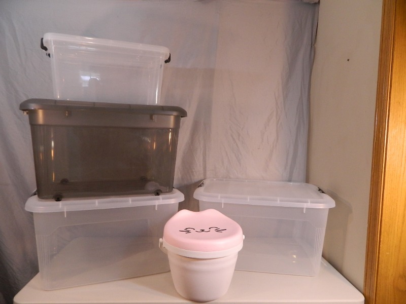 lot 126 image: 4 New Totes with Lids and Cute Storage Stool
