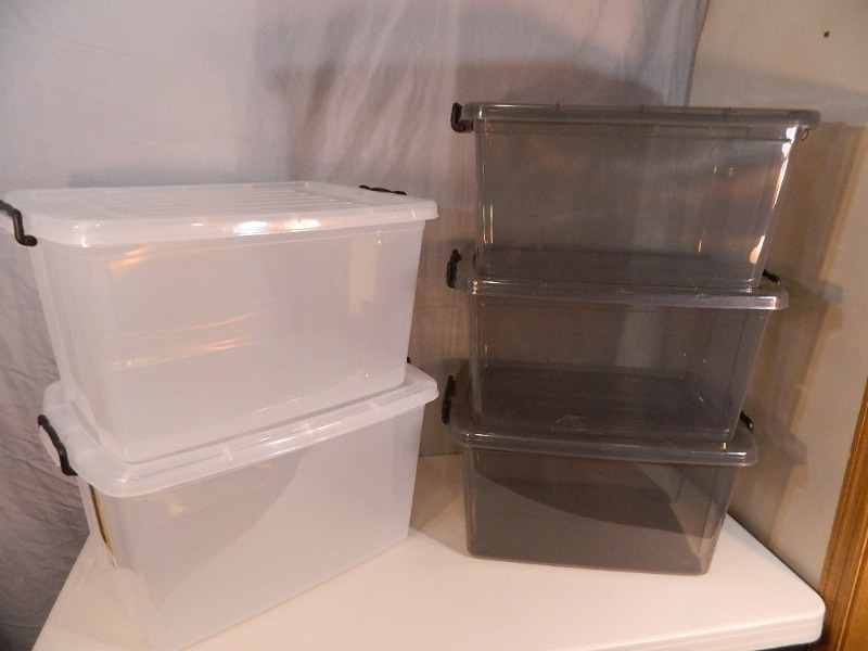 lot 128 image: 5 New Assorted Totes with Latching Lids
