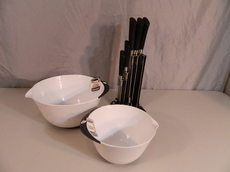 lot 199 image: New Knife Set and New Mixing Bowls