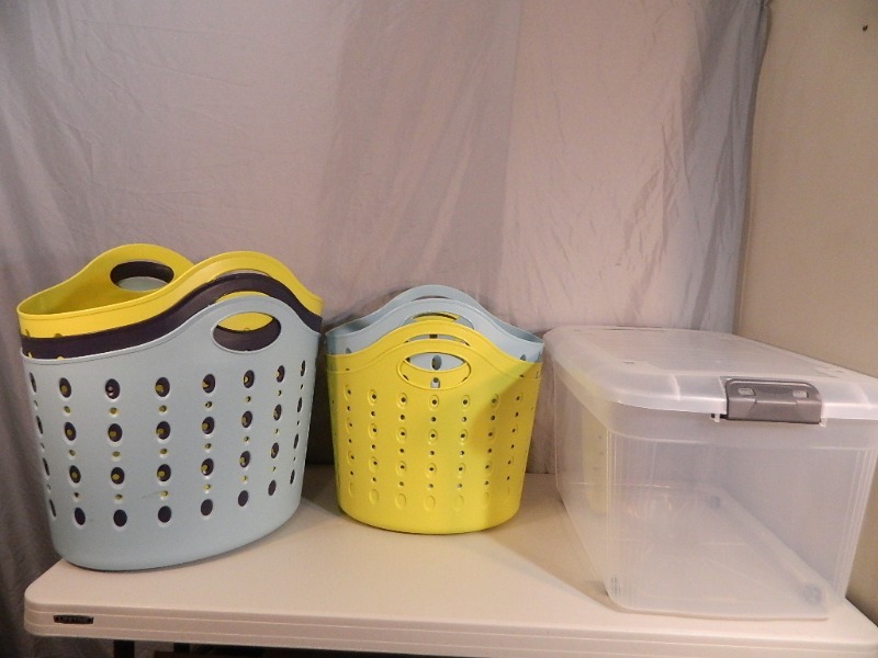 lot 206 image: New Tote with Lid and 6 Assorted  Baskets