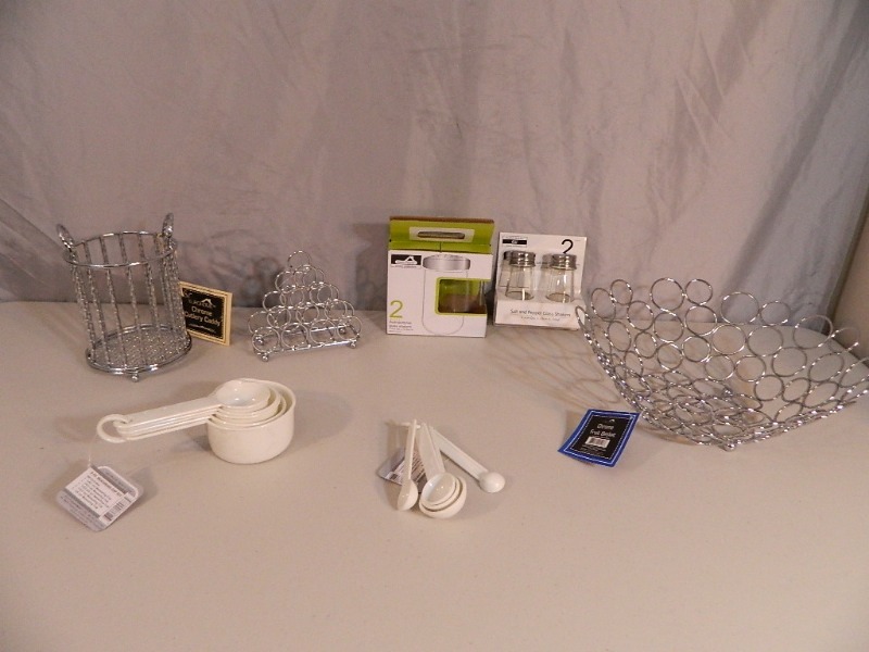 lot 212 image: New Kitchen Items