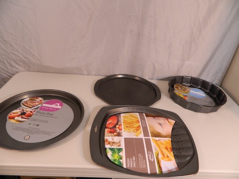 lot 220 image: 4 New Bake Pans