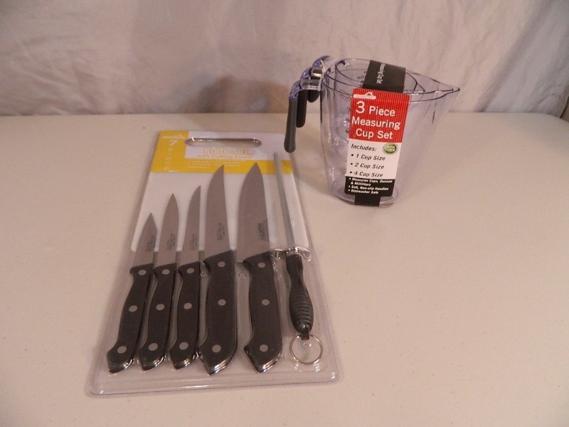 lot 225 image: New 7pc Knife Set and New 3 Pc Measuring Set