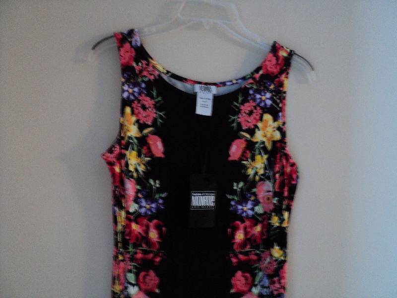 Monroe and Main size S sleeveless d...