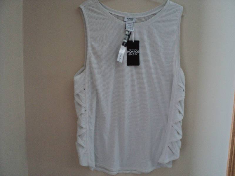 2 Monroe and Main size 1X tops...