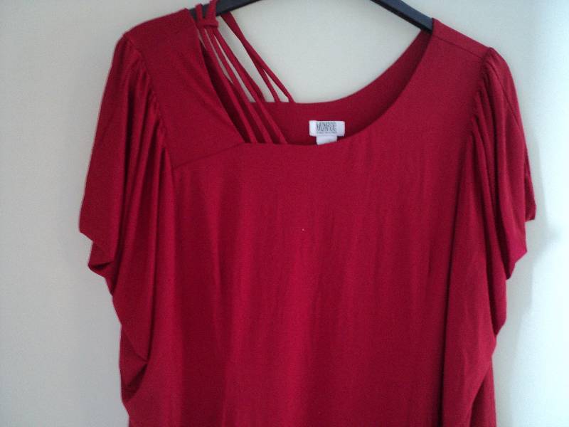 Monroe and Main size 20W red social...
