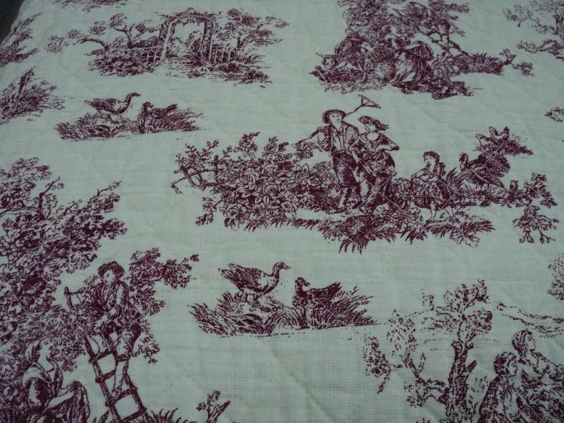 Toile Red quilt size king 105x90...