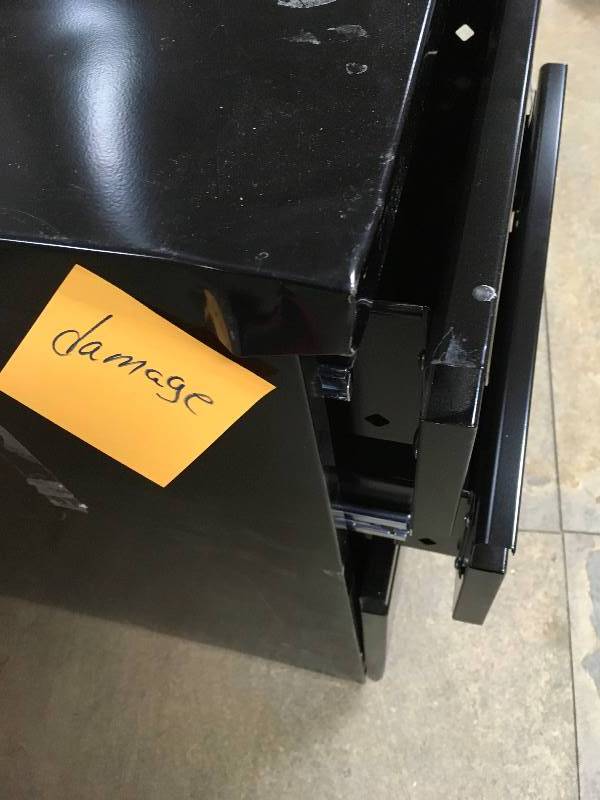 3 Drawer File Cabinet in good conditions whit damage on the sides