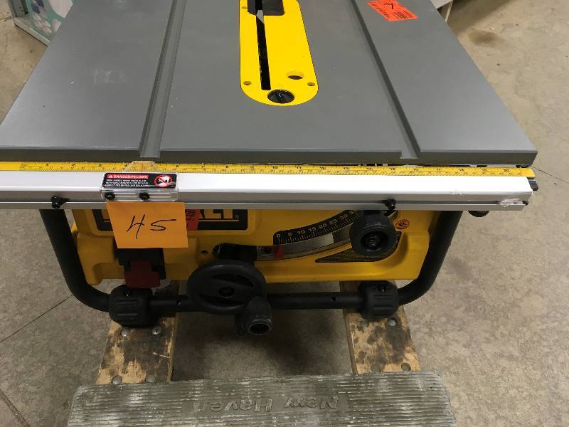 DeWalt 15-Amp Corded 10 in. Compact Job Site Saw In working conditions