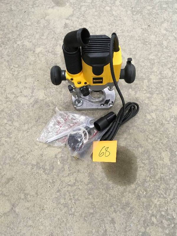 DEWALT DW621 2-Horsepower Plunge Router in like new condition