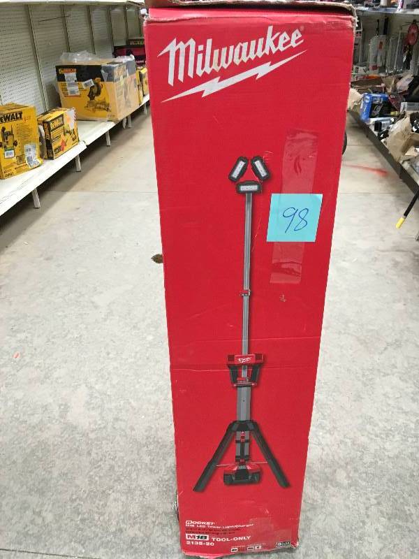 lot 98 image: Milwaulkee M18 Rocket Cordless Lithium-Ion LED Tower LightCharger In working conditions