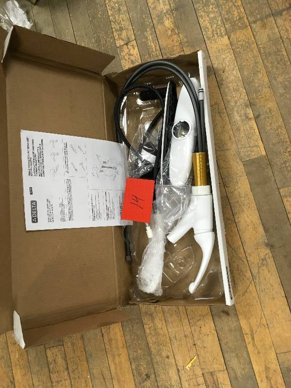 Delta Signature Single -Handle Pull-Out Sprayer Kitchen Faucet in White Open box never used