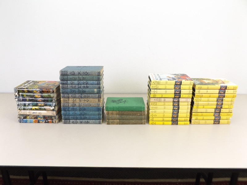 lot 17 image: Large Lot of Vintage 1930-1950s Nancy Drew Books