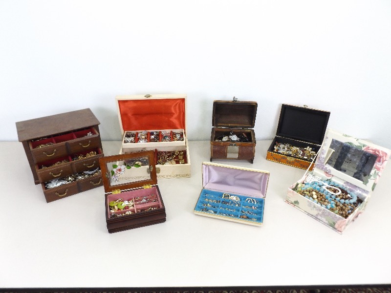 lot 22 image: 7 Jewelry Boxes Filled with AntiqueVintage Costume Jewelry