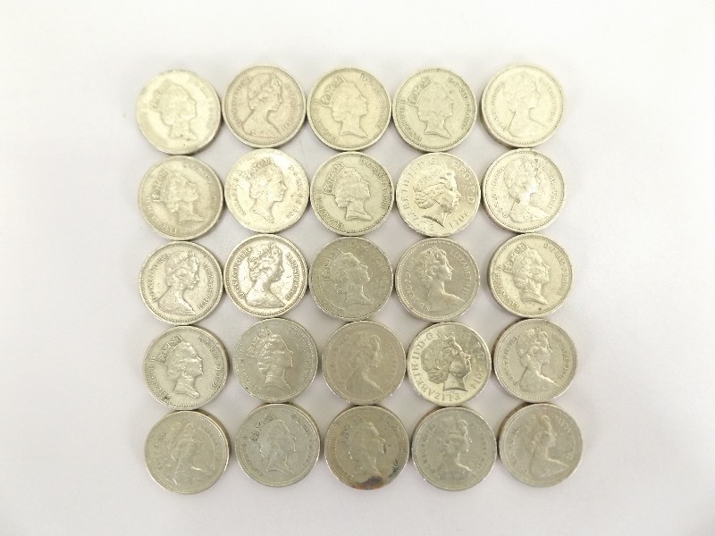 lot 41 image: 25 - British Pound Coins