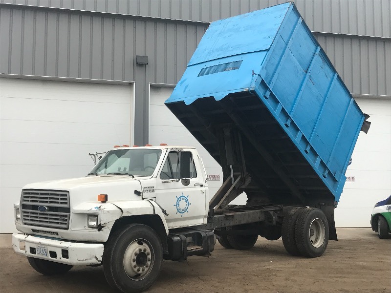 lot 1 image: 1989 Ford F.700 Contractors Dump Tr...