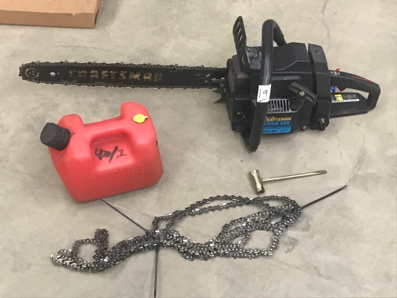 lot 19 image: Craftsman 20 Chainsaw With Fuel Ca...