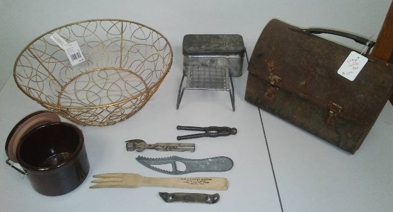 lot 3 image: Vintage Metal Lunch Box, Misc. Kitchen