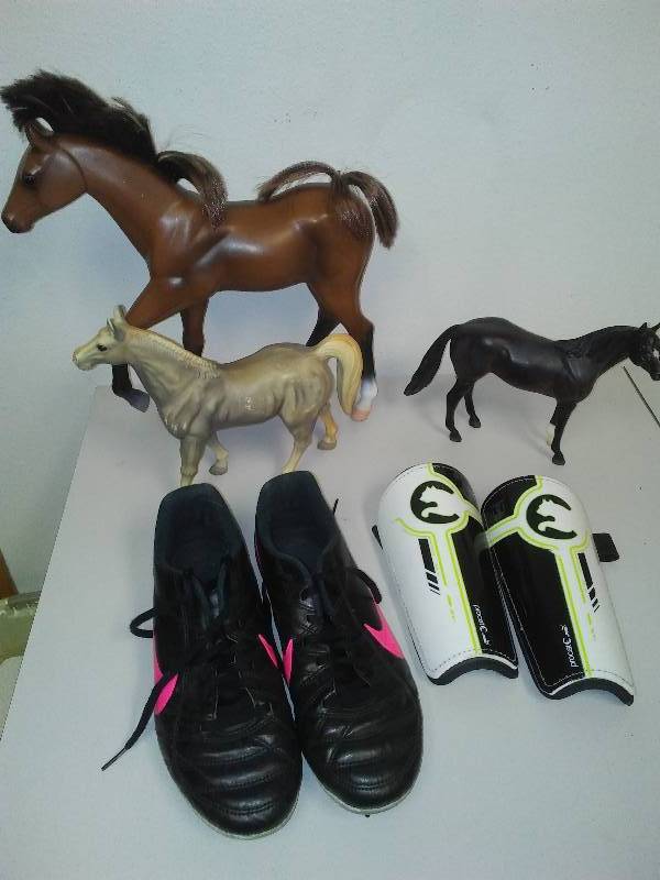 lot 9 image: Vintage Brever Reeves Molded Plastic Horses (3)