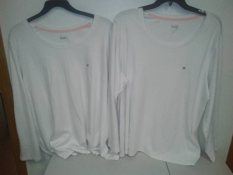 lot 17 image: NWT Size 3x and 4 x Womens Long Sleeve V Neck T