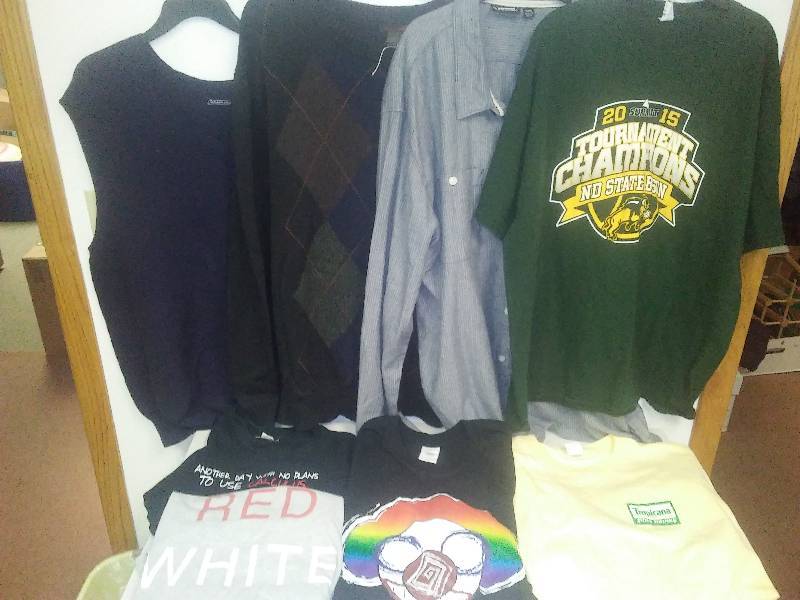 lot 24 image: 8 Mens Size XL Shirts and Sweaters