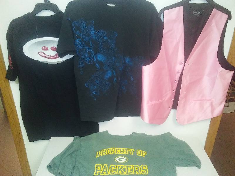 lot 25 image: 4 Mens Size M Ts and more