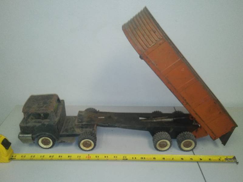 lot 47 image: Structo Hydraulic Box Truck