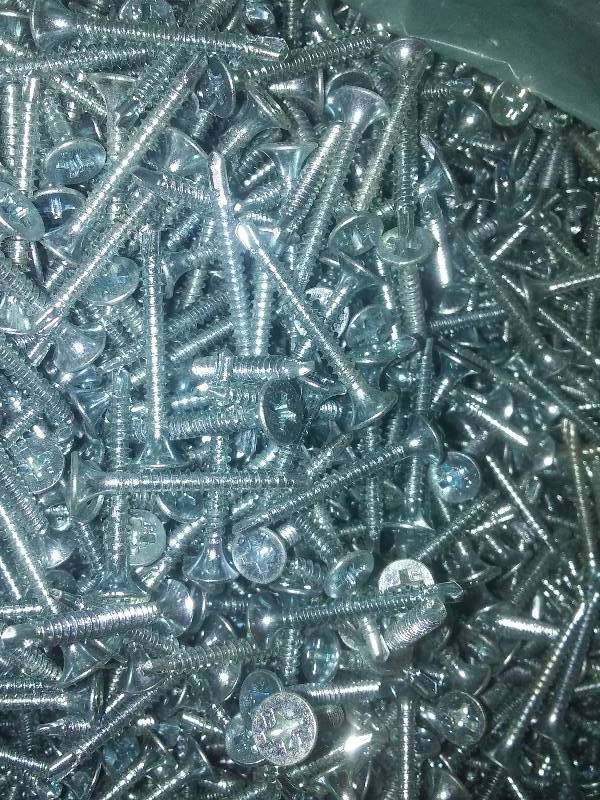 lot 55 image: 18 Pounds 1  in. Self Tapping Phillips Head Screws