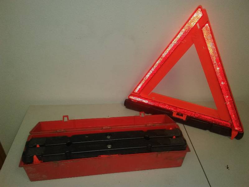 lot 66 image: DOT Emergency Triangle Flare Kit