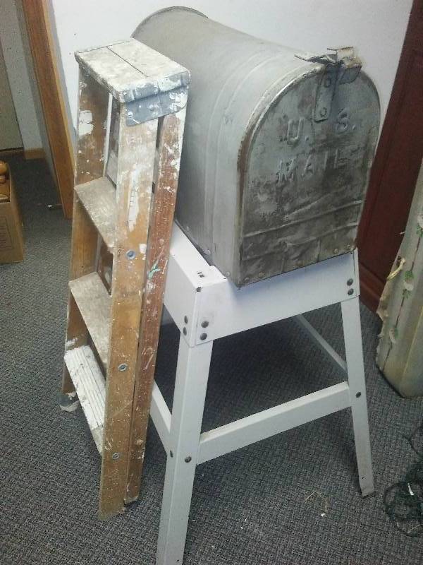 lot 93 image: Tool Stand, Mailbox, ladder