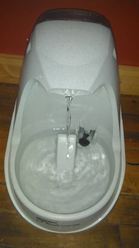 lot 100 image: Drinkwell Platinum Pet Fountain