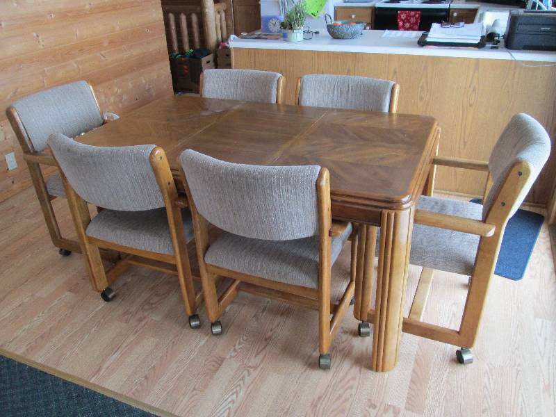 lot 4 image: Kitchen Table & Chairs