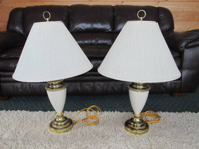 lot 7 image: Lamps & Rug