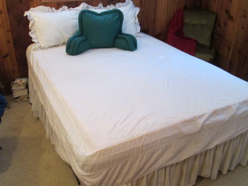 lot 10 image: Full Sized Bed Set