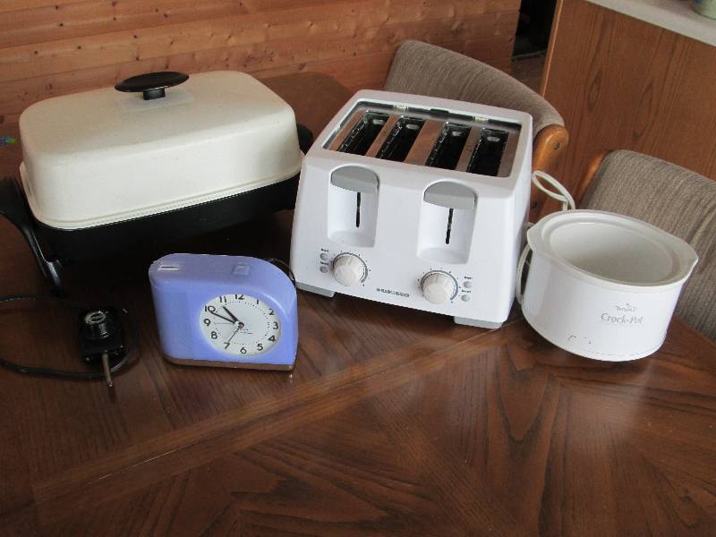lot 13 image: Electric Frying Pan & Toaster