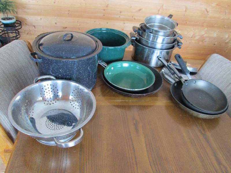 lot 14 image: Pans & Pans