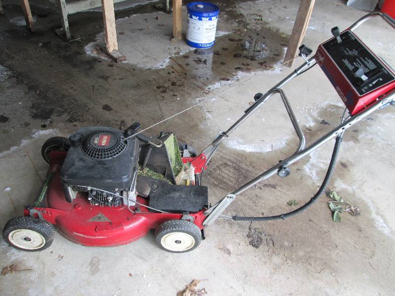 lot 3 image: Toro Lawn Mower