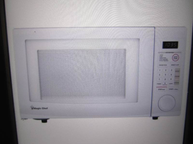 lot 3 image: Magic Chef 1.1 Cu Ft Countertop Mic...