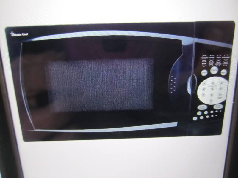 lot 23 image: Magic Chef 0.7 Cu Ft Countertop Mic...