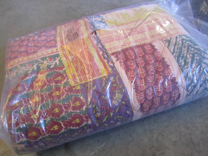 lot 34 image: FullQueen Size Bedspread  F-1...
