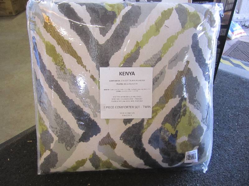lot 40 image: Twin Size Kenya 3-Piece Comforter S...