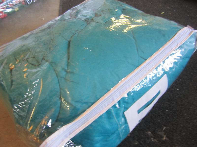 lot 42 image: FullQueen Size Comforter  F-1...