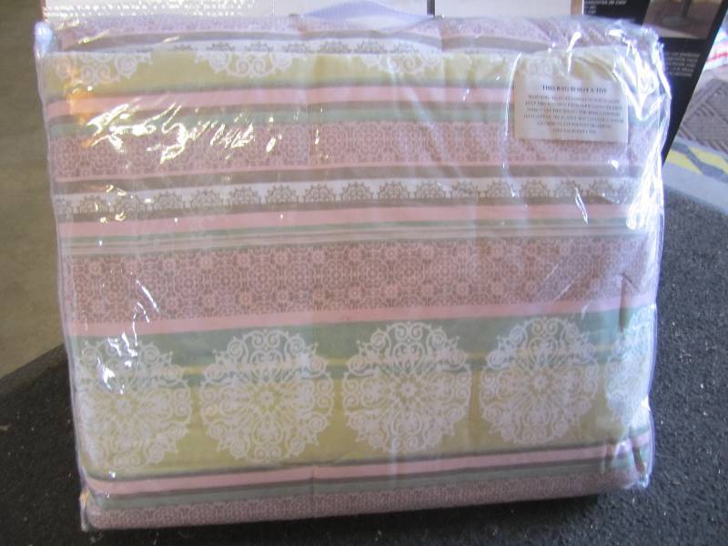 lot 48 image: Twin Size Bedspread  F-1...