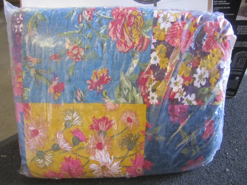 lot 49 image: FullQueen Bedspread  F-1...