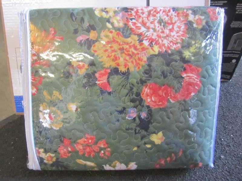 lot 51 image: Twin Size Bedspread  F-1...