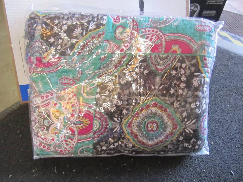 lot 52 image: FullQueen Size Bedspread  F-1...