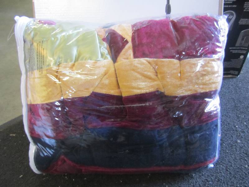 lot 59 image: Twin Size Comforter  F-1...